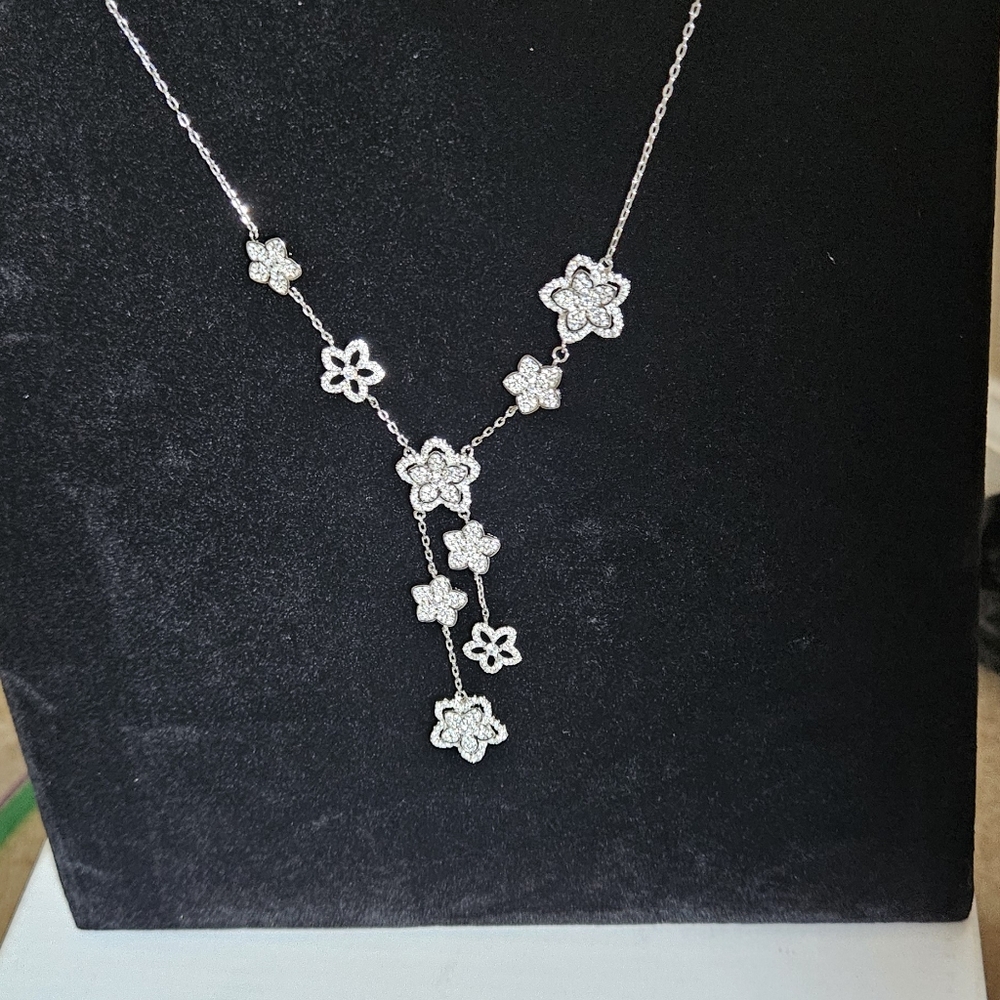Elegant designer style  Silver Floral Necklace moissanite